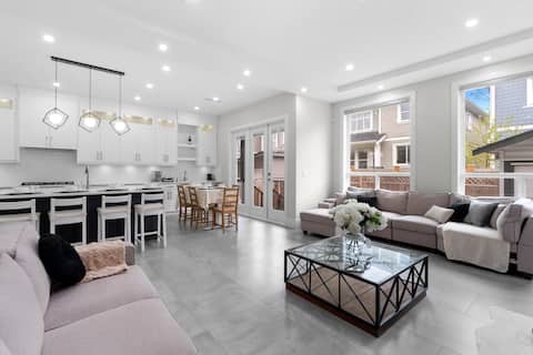 Contemporary Luxury modern charming retreat