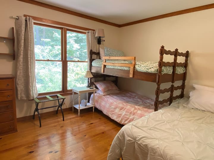 ¡La habitación con literas! Literas individuales junto a una cama doble. 