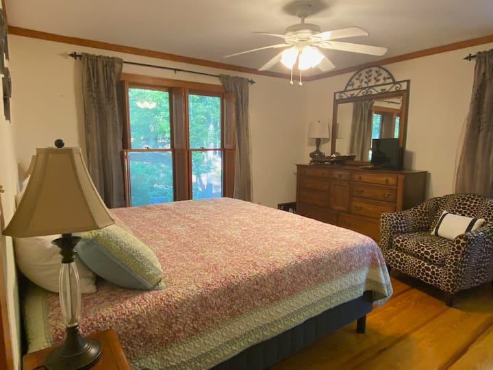 Cama tamaño king en el dormitorio principal. Tenemos un plano de piso dividido. Al entrar por la puerta principal, el dormitorio principal y la habitación con literas con baño en el pasillo están a la izquierda.