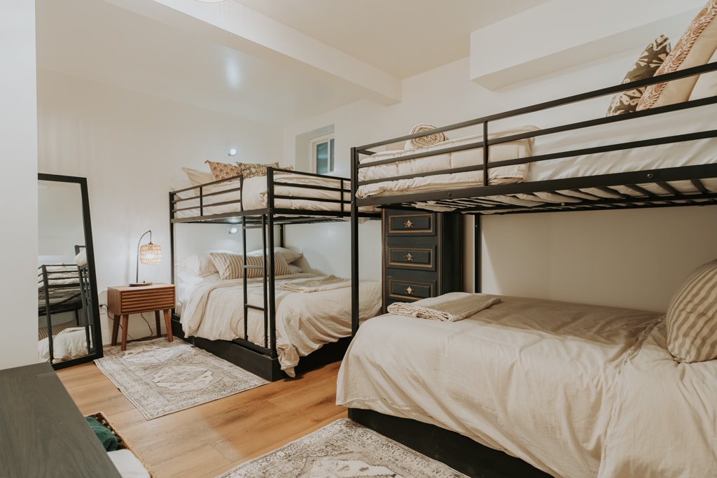 标准双人床，适合儿童和老年儿童（床上用品根据天气/氛围季节更换）