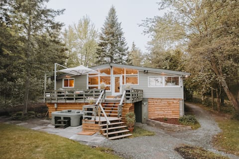 6BR~Hottub~Fireplace~Woods | Cozy Lakeside Retreat