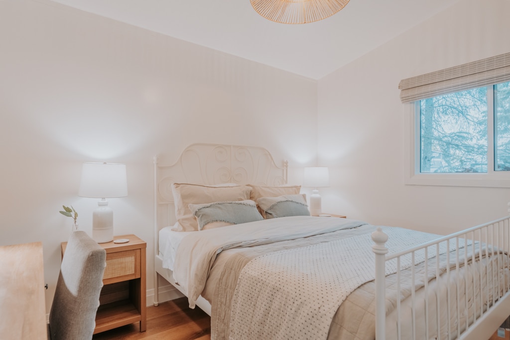 标准双人床垫，配备所有毯子和不同风味的枕头（床上用品会根据季节更换，以适应天气/氛围）