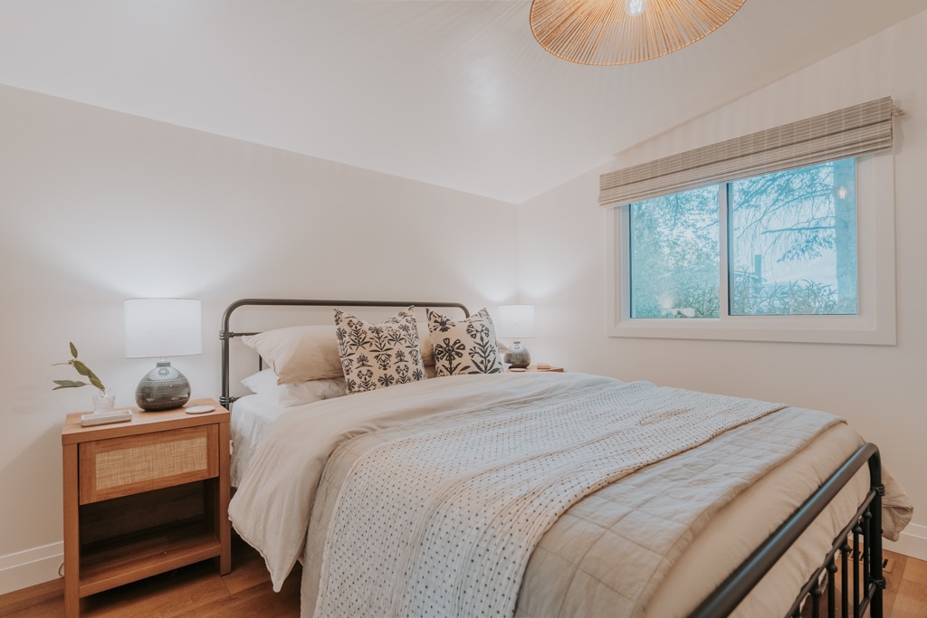 标准双人床垫，配备充足的枕头和毯子（根据天气/氛围季节更换床上用品）