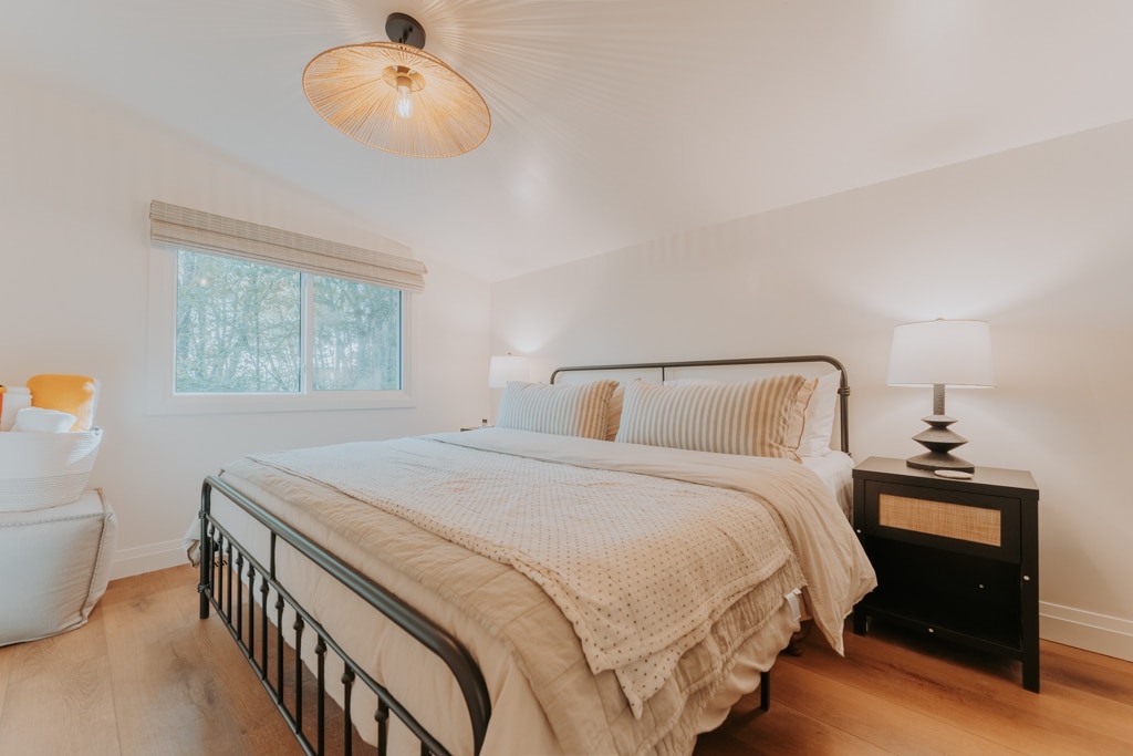 主卧配有加大双人床垫（床上用品根据天气/氛围季节更换）