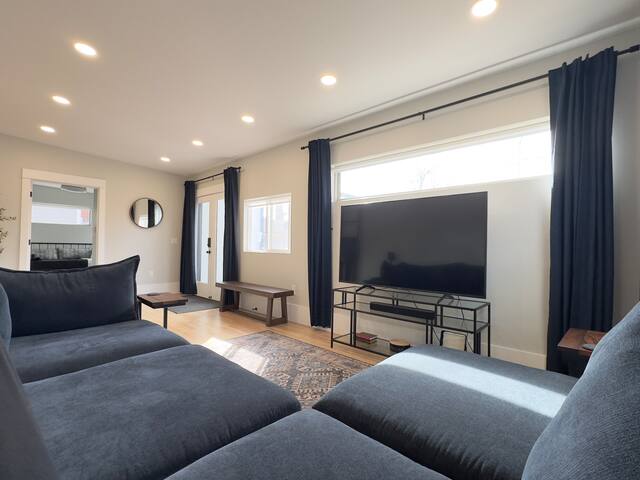 Denver Luxury Home | HOT TUB | Private Yard gallery image 4