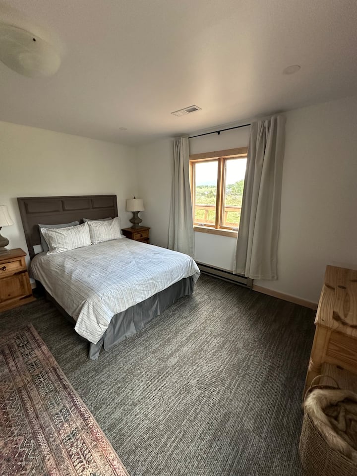 غرفة كبيرة، مع سرير مريح بحجم كوين