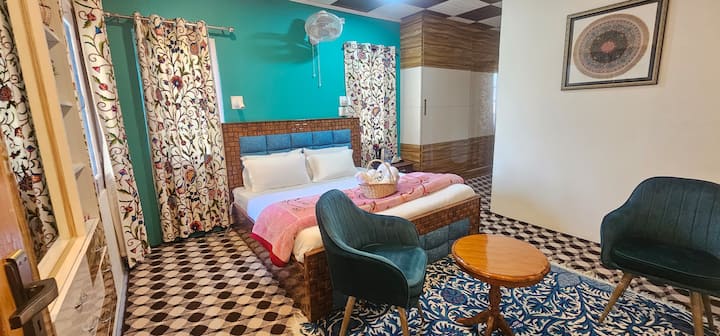 Entre em um refúgio de serenidade em nosso quarto espaçoso, onde cada detalhe sussurra o charme da Caxemira. 
Relaxe em nossa cama king size, perfeita para um sono tranquilo após um dia de exploração. Aquecedores de ambiente eficientes garantem conforto, mantendo você aconchegante.