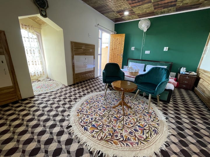 Entre em um refúgio de serenidade em nosso quarto espaçoso, onde cada detalhe sussurra o charme da Caxemira. 
Relaxe em nossa cama king size, perfeita para um sono tranquilo após um dia de exploração. Aquecedores de ambiente eficientes garantem conforto, mantendo você aconchegante.