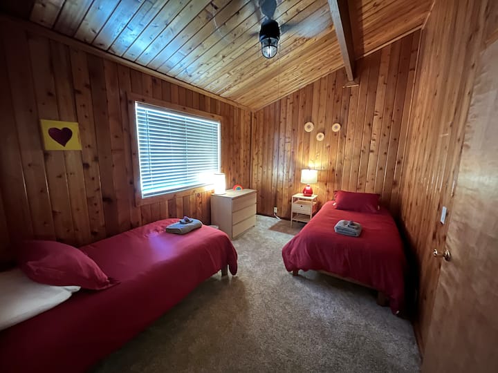 Dve manželské postele s organickými matracami Avocado a nadýchanými vrchnými matracmi – takže budete spať celú noc!