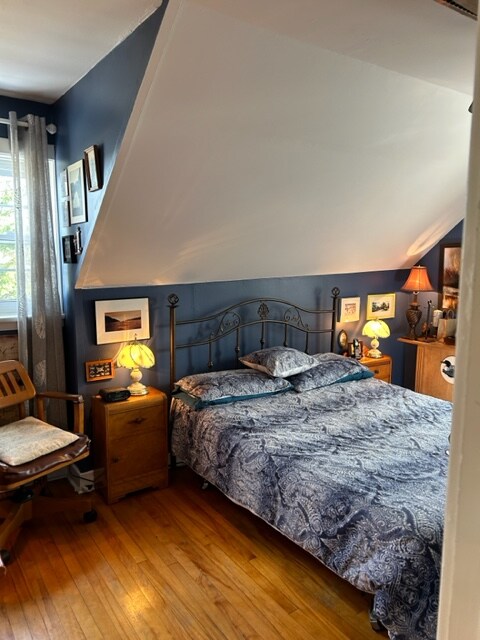 第二间卧室配有双人床