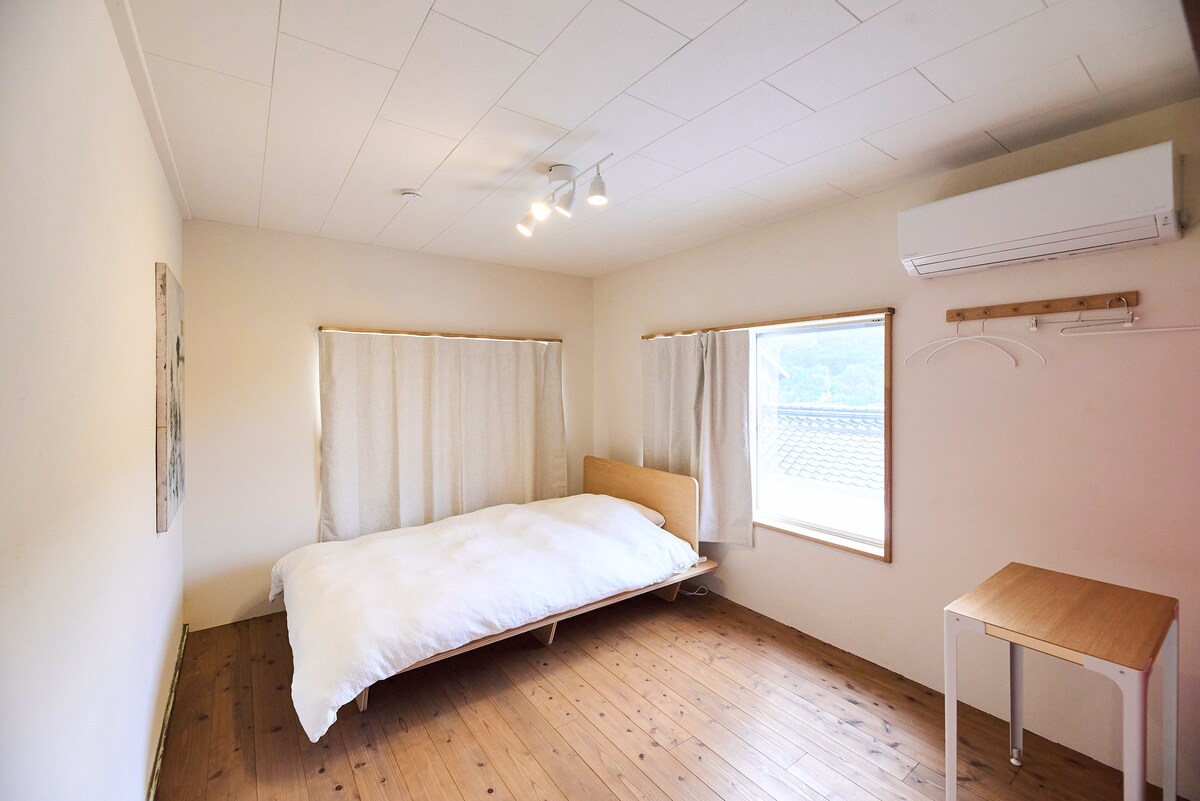 セミダブルベッドのあるお部屋。
遮光カーテンでゆっくり休むことができます。