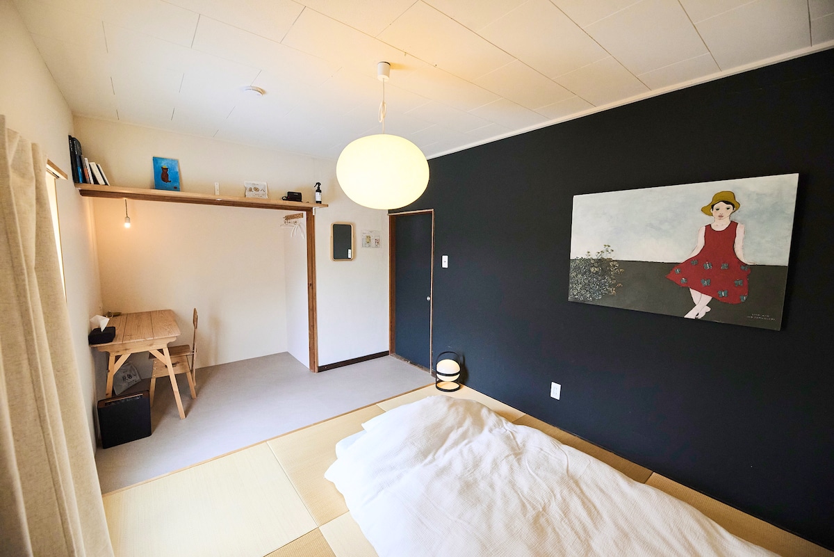 小上がりの畳がある和室。
デスクスペースもあります。