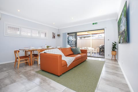 Successful Airbnb property: Stroll to Shops - 2 En-suites - Netflix & Wi-Fi! in Sydney