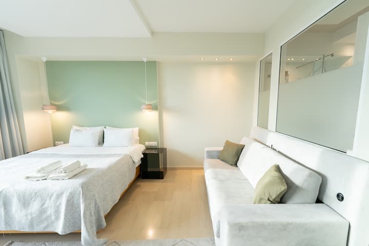 ️ Svijetli i prostrani apartman s udobnim bračnim krevetom i kaučem. Savršeno za opuštanje ili rad, s pažljivo osmišljenim osvjetljenjem i minimalnom estetikom. Prikladno za parove ili putnike koji putuju sami!