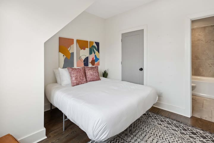 საძინებელი 3 — იდეალური, კომფორტული ორსაწოლიანი მატრასი მშვიდი სტუმრობისთვის.