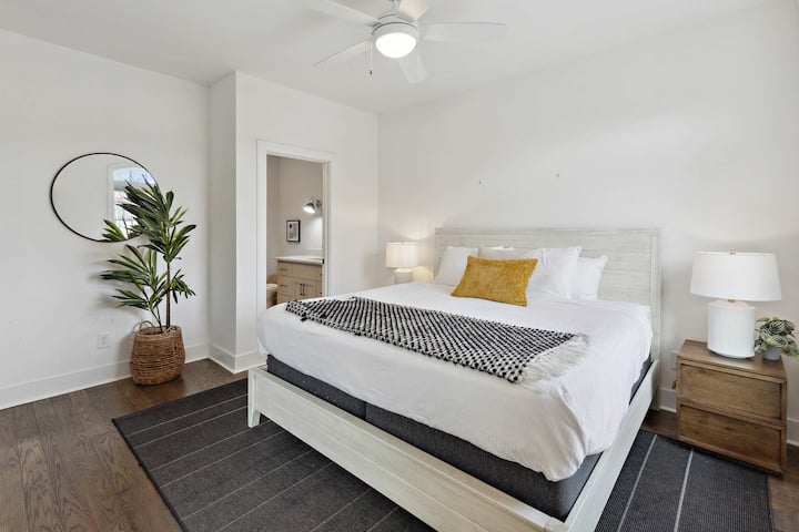 საძინებელი 2 — საწოლი 193×203 სმ, თანამედროვე დეკორი დასასვენებლად.