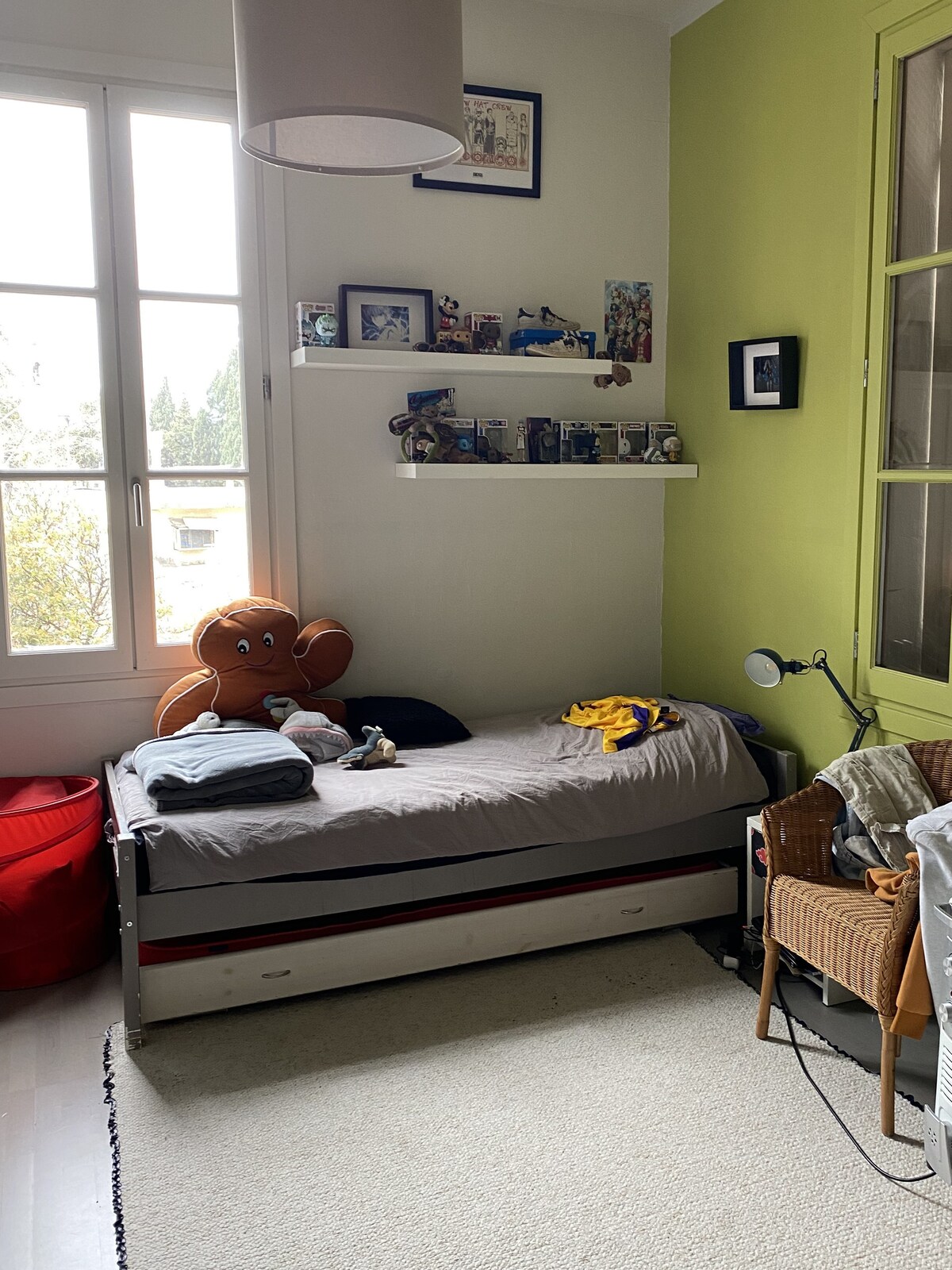 Habitación con una cama de 1 plaza para niños adolescentes y una cama supletoria 