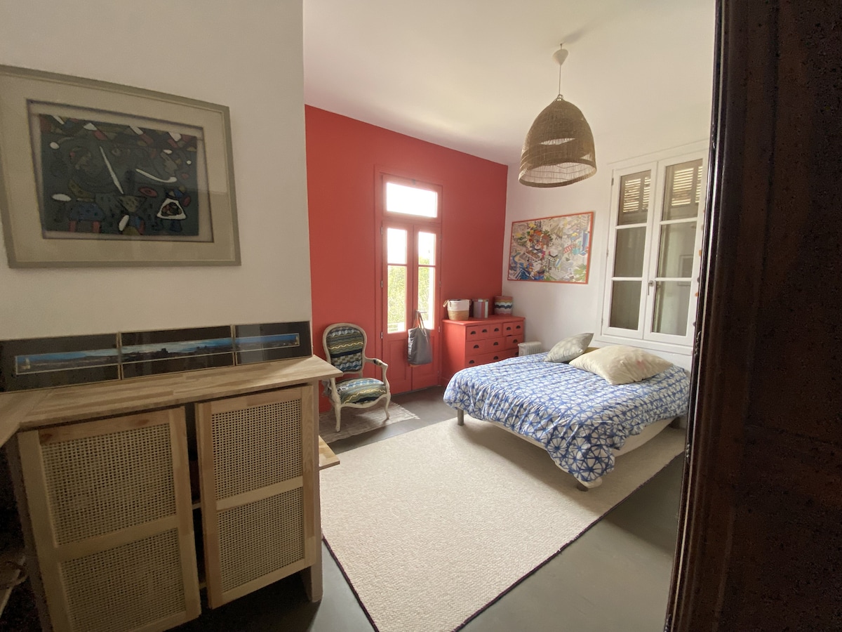 Habitación con cama de 2 plazas y cuarto de baño integrado