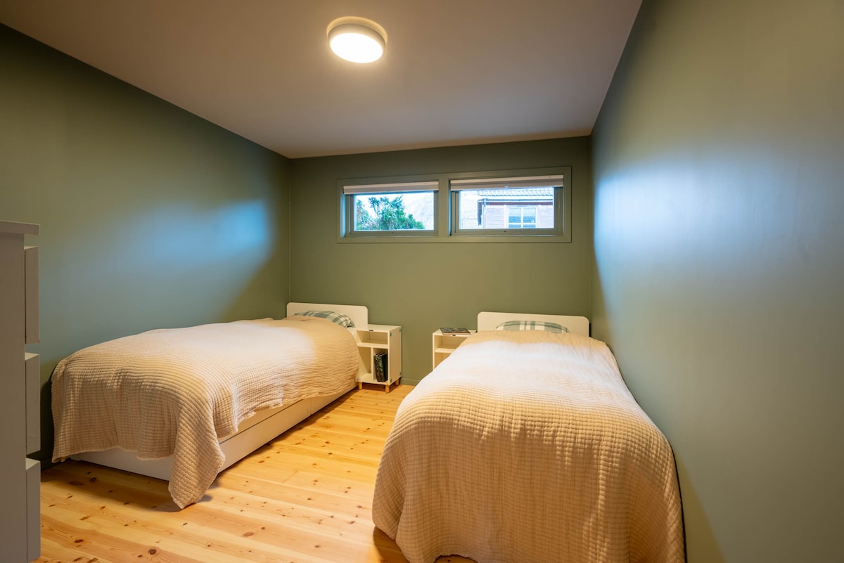 Საძინებელი მთავარ სართულზე, სააბაზანოს ნომერთანაა. 1. საძინებელში არის 2X 90x200 სმ საწოლები. Შესაძლებელია ერთი საწოლის გამოღება, ბოლოს კი ლეიბის დატოვება. Საძინებელში შესაძლებელია 4 ადამიანის განთავსება. 