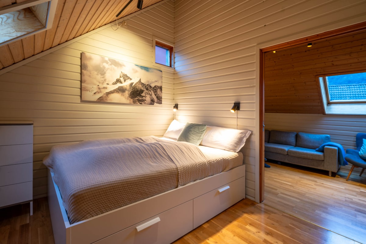 Მე-5 სართულზე საძინებელი აღჭურვილია 180 × 200 სმ საწოლით, ასევე, ოთახს აქვს კარგი სათავსოები. 