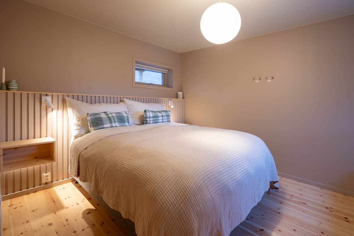 Მთავარ საძინებელში არის დასასვენებელი გარემო და აღჭურვილია 180 × 200 სმ საწოლით. 