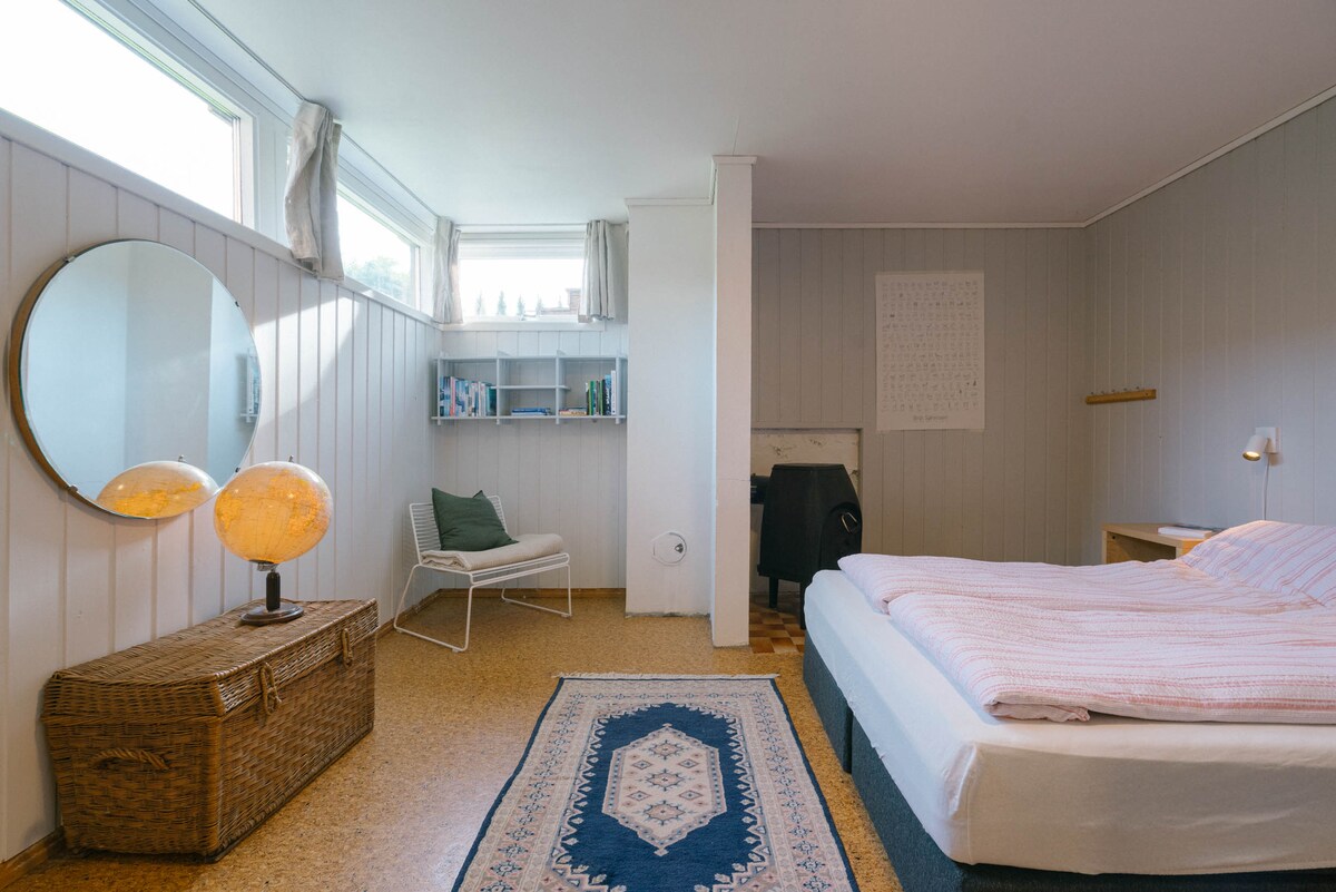 Საძინებელი 4 მდებარეობს სარდაფში. Ოთახი 30 მ2-ია და მრავალს იტევს. Ახლა ოთახი აღჭურვილია 160 × 200 სმ სიმაღლის ორი საწოლით. Ოთახი მდებარეობს სააბაზანოს ნომრის გვერდით. 2. სარდაფს, ასევე, აქვს ცალკე შესასვლელი სველი ოთახით ++. 