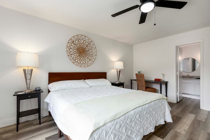 Veliki bračni krevet s udobnom posteljinom, stropnim ventilatorom, još jednim prostorom za rad i privatnom kupaonicom!