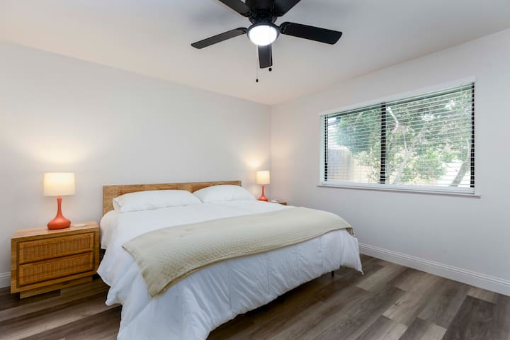 Bujna posteljina s dva pomoćna stolića za dodatnu pohranu. Stropni ventilator za vašu udobnost. Žaluzine su na prozorima zbog privatnosti i mraka.