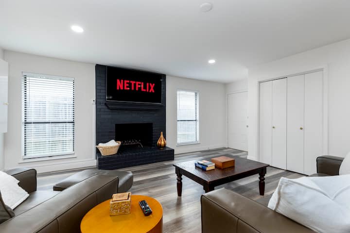 Veliki dnevni boravak s fantastičnim kaminom i televizorom od 65". S ovog pametnog televizora možete prenositi bilo koju aplikaciju.