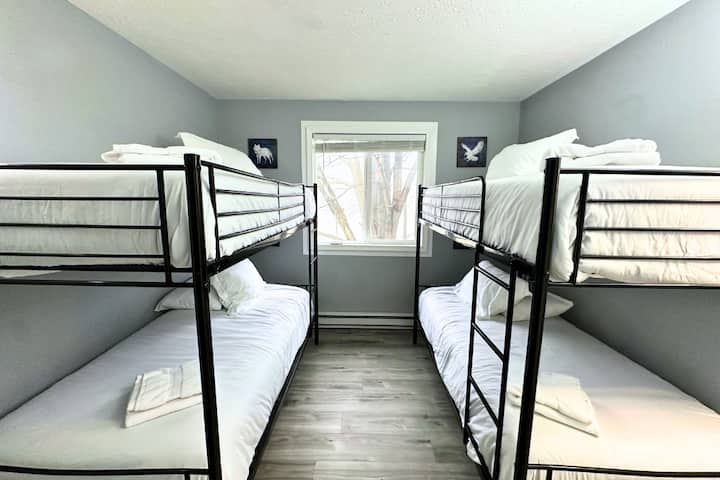 Upstairs bedroom sleeps 4 in twin bunks. 