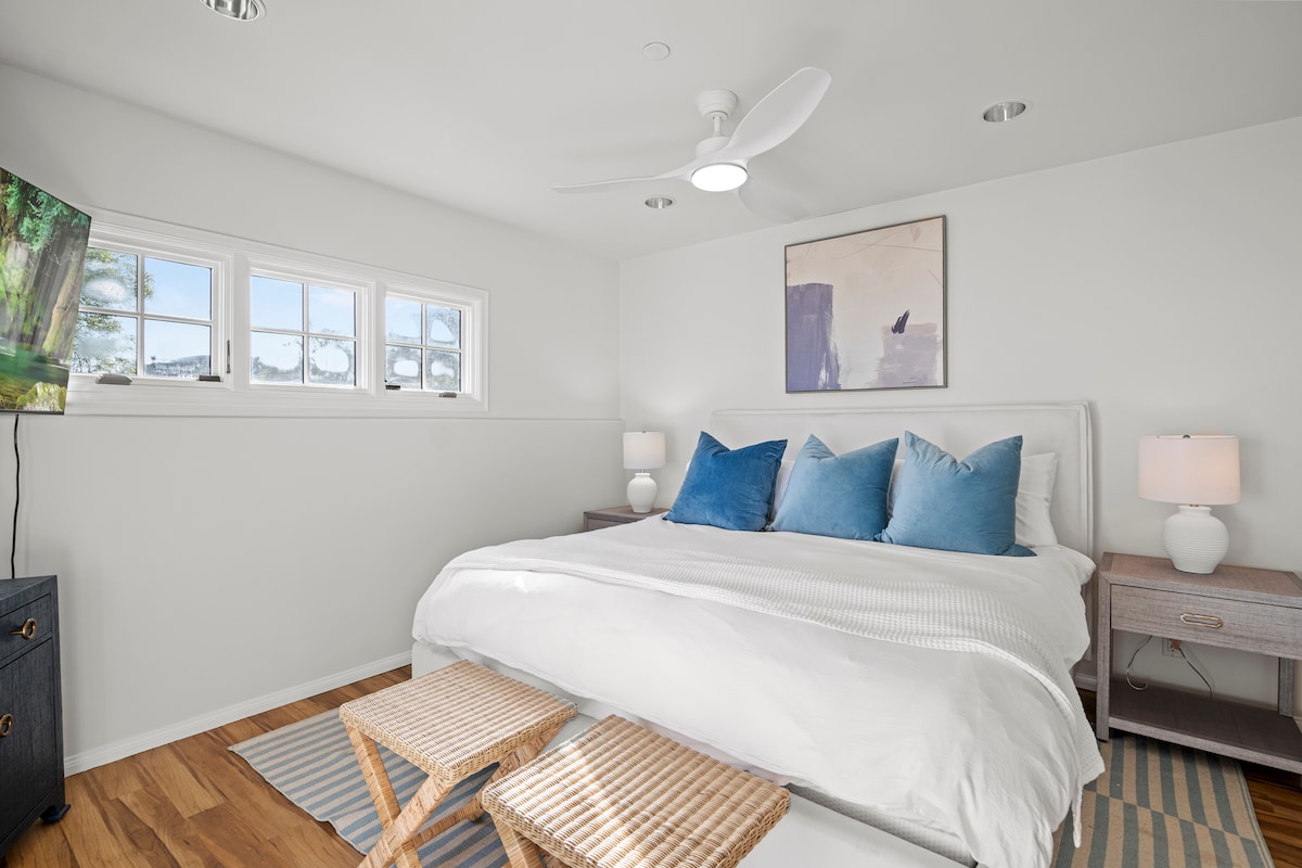 Deze stijlvolle ensuite 'Slaapkamer 2' ligt in Malibu en biedt een rustig toevluchtsoord met directe toegang tot een schilderachtig terras met uitzicht op een prachtig uitzicht en de 5-holes putt putt golfbaan! Inclusief een kingsize bed, 55 inch Oled-tv, plafondventilator en nog veel meer. 