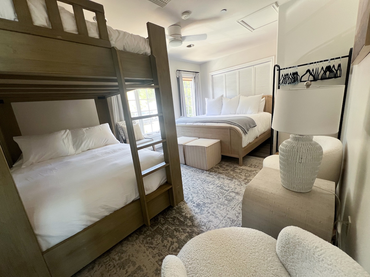 Nieuwste toevoeging aan de slaapkamer van het gastenverblijf! Kingsize bed, en volledig over volledig stapelbed! Zorg ook voor een luxe queensize luchtbed in de kast indien nodig en een queensize slaapbank in de woonkamer!