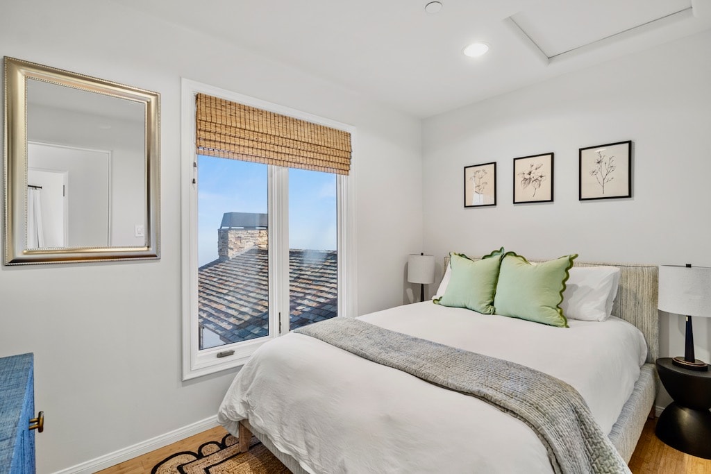 Deze minimalistische en gezellige 'Slaapkamer 5' in het Malibu Cloud House beschikt over een tweepersoonsbed en veel helder daglicht. Het grote raam biedt een kijkje in het geweldige uitzicht van Malibu, waardoor een ontspannend toevluchtsoord ontstaat dat je ademhaalt.