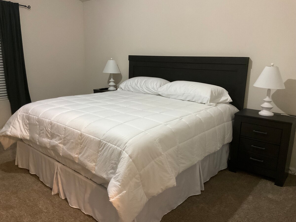 חדר שינה גדול ומרווח עם חדר רחצה ושירותים. 