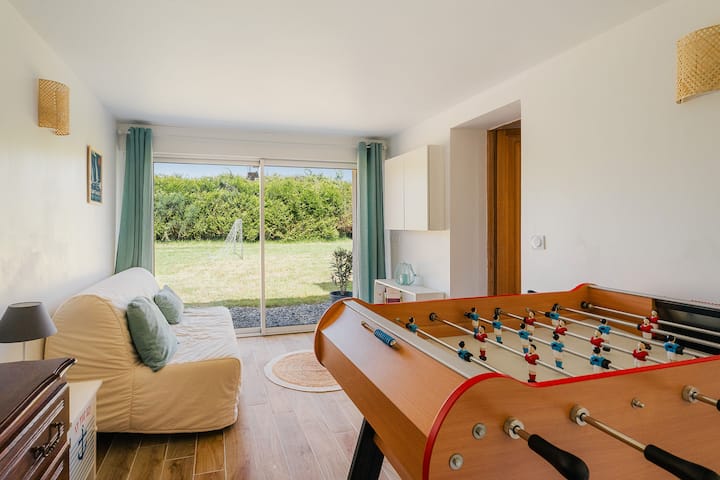 Sehemu ya kuishi ya kuchezea ambayo inabadilika kuwa chumba chenye starehe jioni.