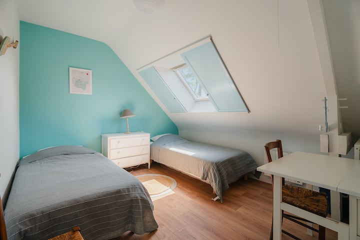 Vitanda viwili, mazingira ya amani na starehe zote za kulala vizuri.