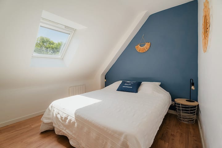 Matandiko yenye starehe na mazingira ya kutuliza kwa muda halisi wa kupumzika.