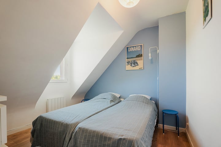 Chumba rahisi na cha kupendeza, kinachofaa kupumzika.