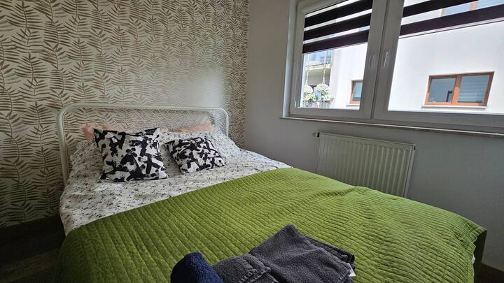 spálňa 2 má analogickú 140 cm širokú posteľ, veľkú šatníkovú skriňu a pracovný stôl. 