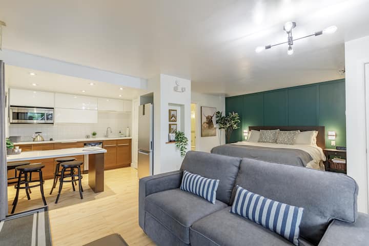 Evergreen Studio-kingbed/pool/hottub/shuttle - Thornbury