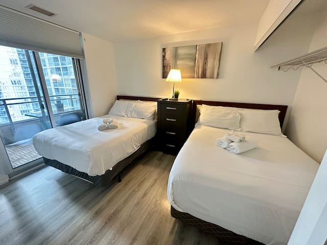 Corner suite Courtyard view 4real beds & 2sofabeds gallery image 2