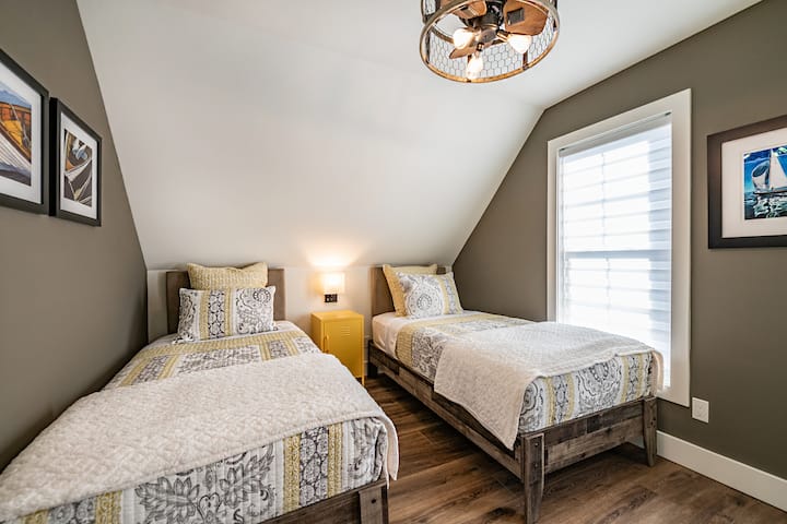 超级有趣的客房，配备两张超大单人床。 储物柜和挂衣服的空间。 吊扇。可使用大号全功能卫生间。