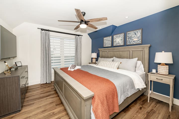 宽敞的卧室，配有加大双人床、梳妆台和超大步入式衣柜。 吊扇和智能电视。