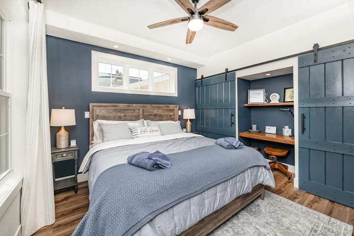 主卧室配有加大双人床和内置办公桌。 工作区包括USB端口和额外的照明，可快速、专业地进行Zoom通话。 滑动谷仓门后面有足够的衣橱空间。 智能电视。9英尺高的天花板和吊扇。 