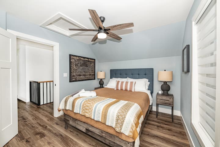 宽敞的卧室配备标准双人床、吊扇和带梳妆台的步入式衣橱。 智能电视。每个床头柜上都有USB端口和额外的插座。（注：无法进入带橡胶屋顶的上层甲板）。