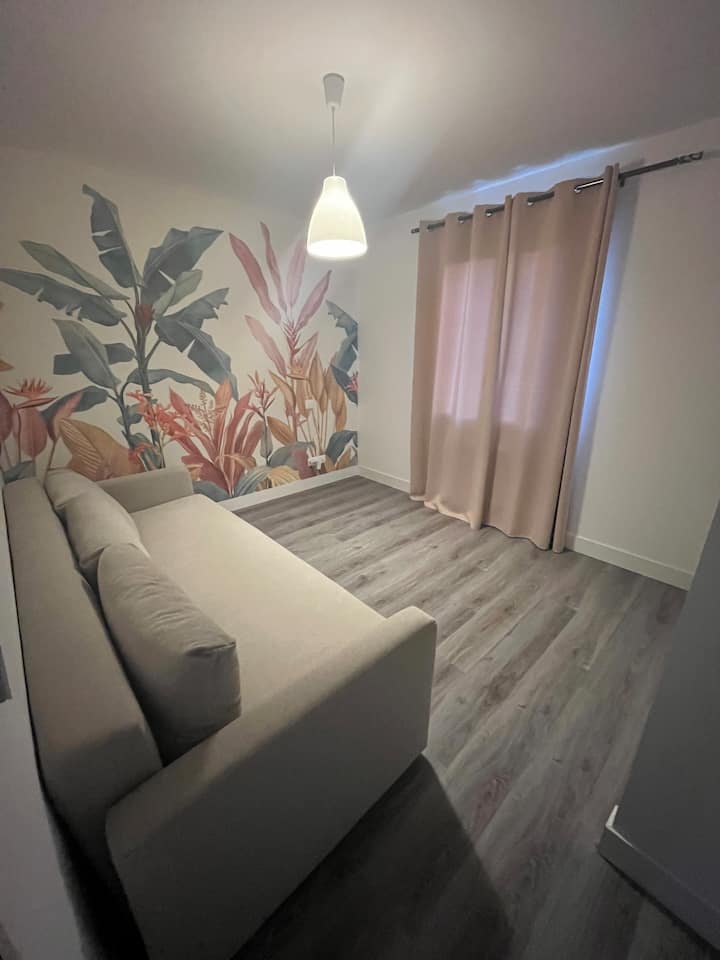 Სრულად კონვერტირებადი დივანი 2 ადამიანისთვის.
Საძინებელში სათავსო კარადაა.