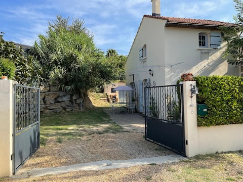 Pool villa near Nîmes