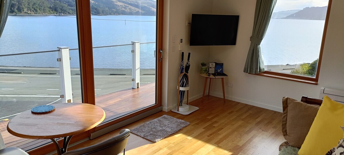 Top Airbnb: Luxurious waterfront accommodation in Dunedin City