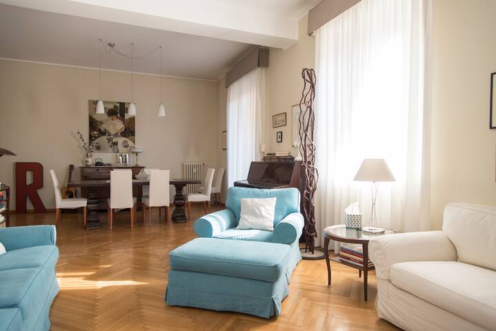 [BRERA] Luxurious Elegant Bright Suite Downtown gallery image 4