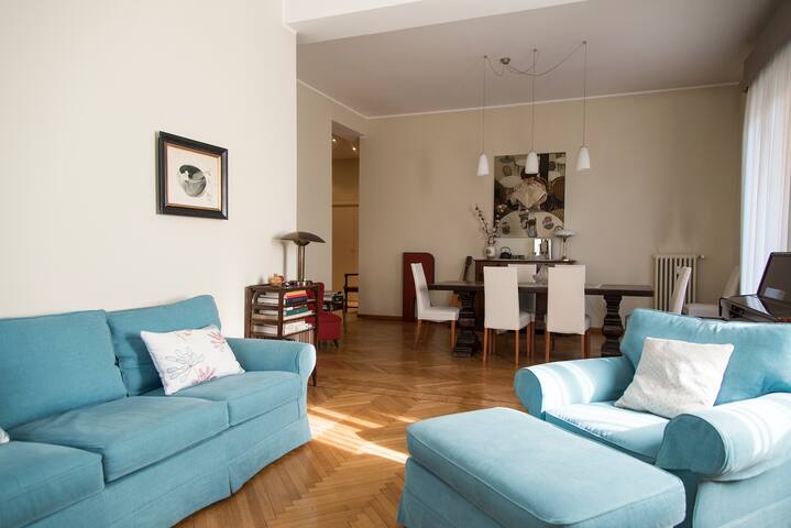 [BRERA] Luxurious Elegant Bright Suite Downtown gallery image 2